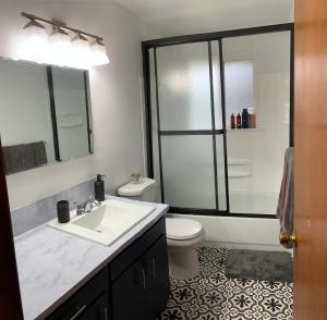 Hidden Gem! Spacious, Private, and Convenient Units Off River Road in Puyallup的一间浴室