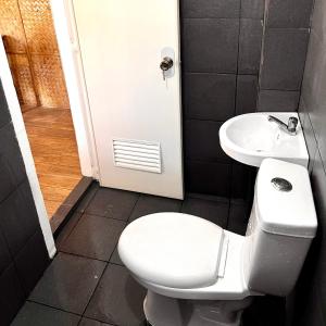 łazienka z toaletą i umywalką w obiekcie Amami Beachfront Villa with Private Beach w mieście Puerto Galera