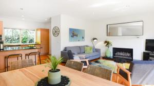sala de estar con sofá y mesa en Boutique Stays - Brighton Abode en Melbourne