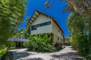 a house with a gambrel roof at A Perfect Stay - Blue Bliss House and Studios in Byron Bay