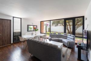 Sala de estar con 2 sofás y mesa en Casa con Jacuzzi en Bogota (Weed Friendly), en Bogotá