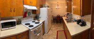 Hidden Gem! Spacious, Private, and Convenient Units Off River Road in Puyallup的厨房或小厨房