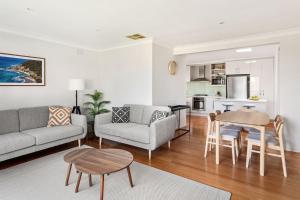 sala de estar con sofá y mesa en Boutique Stays - Flanders, en Melbourne