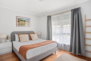 1 dormitorio con cama y ventana en Boutique Stays - Flanders, en Melbourne