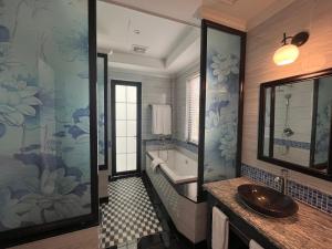 a bathroom with a sink and a bath tub at Vườn Vua Resort & Villas in Ðồng Phú