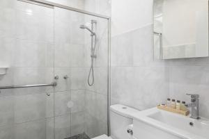 Et badeværelse på Boutique Stays - Brighton By Sea + 17 billeder