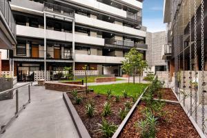 een appartementencomplex met een binnenplaats met planten bij Boutique Stays - Highviews in Melbourne