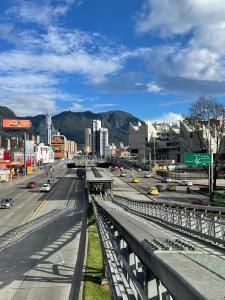 een drukke straat met auto's op een snelweg bij Sweet Flat Two in Bogota