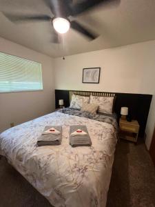Hidden Gem! Spacious, Private, and Convenient Units Off River Road in Puyallup客房内的一张或多张床位