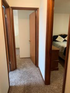 Hidden Gem! Spacious, Private, and Convenient Units Off River Road in Puyallup客房内的一张或多张床位