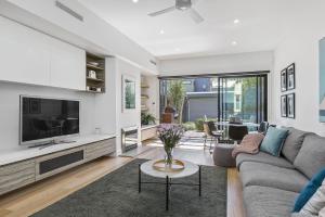 Televisyen dan/atau pusat hiburan di Boutique Stays - Victorian Vogue