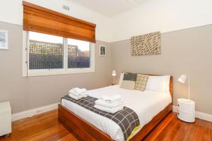 1 dormitorio con cama y ventana en Boutique Stays - Clifton Park, en Melbourne