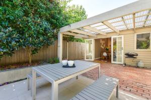 una mesa de picnic y una pérgola en el patio en Boutique Stays - Clifton Park, en Melbourne