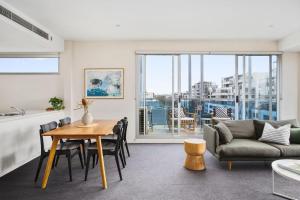 メルボルンにあるBoutique Stays - Zinc Views 501のソファとテーブルのあるリビングルーム