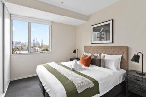 1 dormitorio con 1 cama grande y ventana grande en Boutique Stays - Zinc Views 501, en Melbourne