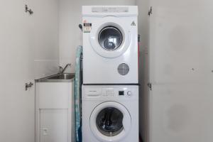 メルボルンにあるBoutique Stays - Zinc Views 501の洗濯機、洗濯機が備わります。