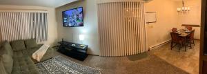 Hidden Gem! Spacious, Private, and Convenient Units Off River Road in Puyallup的电视和/或娱乐中心