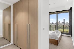um quarto com uma cama e vista para a cidade em Boutique Stays - Hazelle em Melbourne