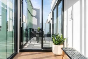 d'un balcon avec des portes coulissantes en verre et une table. dans l'établissement Boutique Stays - Axel Apartments 201 The Clarke, à Melbourne 9 autres photos