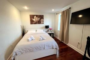 1 dormitorio con 1 cama y 2 toallas blancas en Modern Cozy Unit Near Geno's & Pat's en Filadelfia
