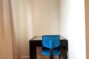 une chaise bleue assise devant un bureau dans l'établissement Modern Cozy Unit Near Geno's & Pat's, à Philadelphie