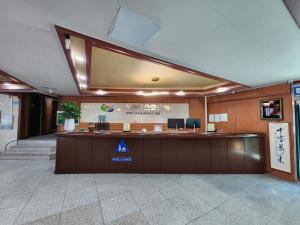 束草市Sorak Y Hostel的建筑物内的大堂设有接待台。