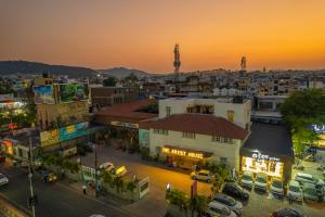 una vista aérea de una ciudad por la noche en The Artist House Udaipur, en Udaipur