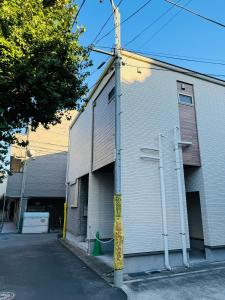 東京にあるMISTELの通り脇の柱付き建物
