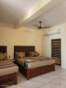 - une chambre avec deux lits et un plafond dans l'établissement Poornima Beach Stay, à Gokarna