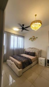 - une chambre avec un lit et un ventilateur de plafond dans l'établissement Work From Anywhere 9 To 5, à Kajang
