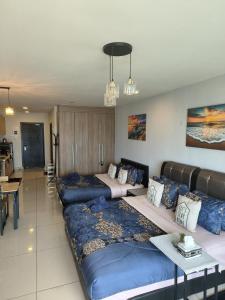 Posezení v ubytování Ksl D'esplanade Studio Apartment's 1
