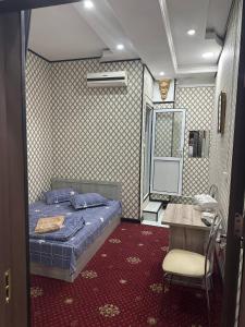 um quarto com uma cama e uma secretária. em Hostel Vostok возможно размещение пар без ЗАГСа em Tashkent
