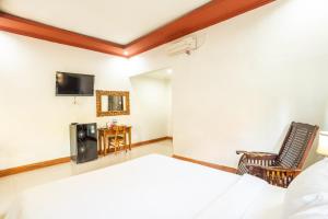 Nirmala Guest House Surf Keramas的电视和/或娱乐中心
