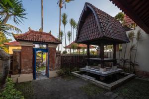 Nirmala Guest House Surf Keramas外面的花园