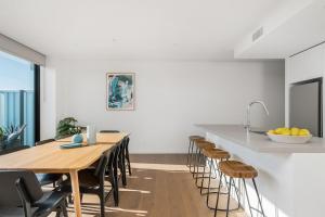 cocina y comedor con mesa y sillas en Boutique Stays - Axel Apartments 203 The Bonfield en Melbourne