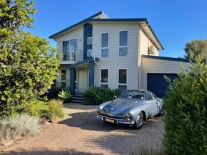 un coche aparcado delante de una casa en Twin Beaches Retreat Cowes, en Cowes