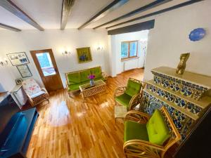 een woonkamer met groene stoelen bij Vila Titulescu in Sinaia