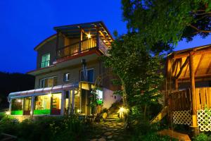 Casa grande con balcón por la noche en Yangyang Pulbit Pension en Yangyang