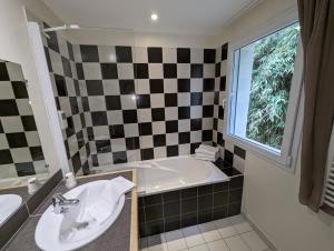 a bathroom with a sink and a bath tub at Le Libenter in Landéda