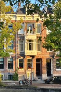een gebouw met fietsen voor het gebouw bij Amstel Corner Hotel in Amsterdam