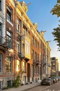 une rangée de bâtiments en briques dans une rue de la ville dans l'établissement Amstel Corner Hotel, à Amsterdam