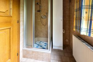 y baño con ducha y bañera. en Villa Frieda, en Zell am See