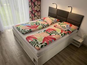 Posteľ alebo postele v izbe v ubytovaní 1 Tyskie Apartamenty z ogródkiem