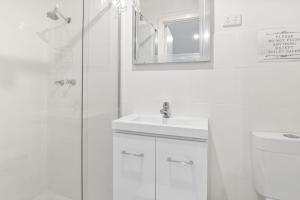 Bilik mandi di Sea Whisper - 6 Guinea Place +19 gambar