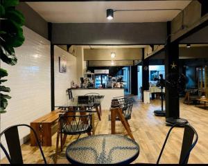 une chambre avec des chaises et des tables ainsi qu'une cuisine dans l'établissement Captain Joe Cafe & Hostel, à Hua Hin