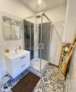 a bathroom with a shower and a sink at Le Nid Dieppois - Sur les Quais de Dieppe, Entre Port & Plage in Dieppe