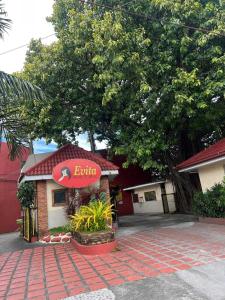 OYO 1026 Evita Hotel Bacoor في Cavite: مطعم للوجبات السريعه عليه لافته