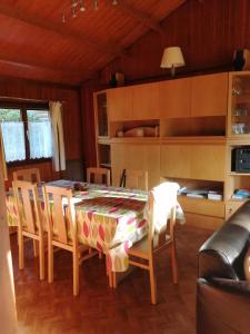een keuken met een tafel en stoelen in een kamer bij Chalet 94 la boverie in Rendeux