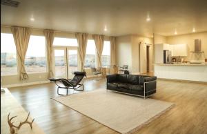 Posezení v ubytování Grand Serenity room with Mesa Views