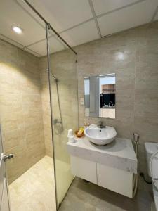 ein Bad mit einem Waschbecken und einer Dusche in der Unterkunft Ivy House in Nha Trang